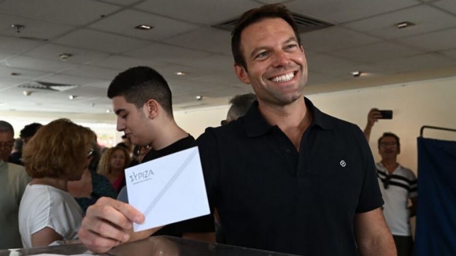 Εκλογές ΣΥΡΙΖΑ - Ψήφισε στο Περιστέρι ο Κασσελάκης: Η χώρα δικαιούται να έχει μια προοδευτική κυβέρνηση