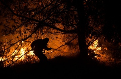 Υπό μερικό έλεγχο η πυρκαγιά στο Πόρτο Ράφτη – Προσαγωγή  υπόπτου