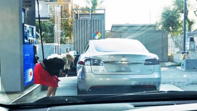 Δείτε μία οδηγό να προσπαθεί να γεμίσει ένα Tesla. Στο βενζινάδικο!