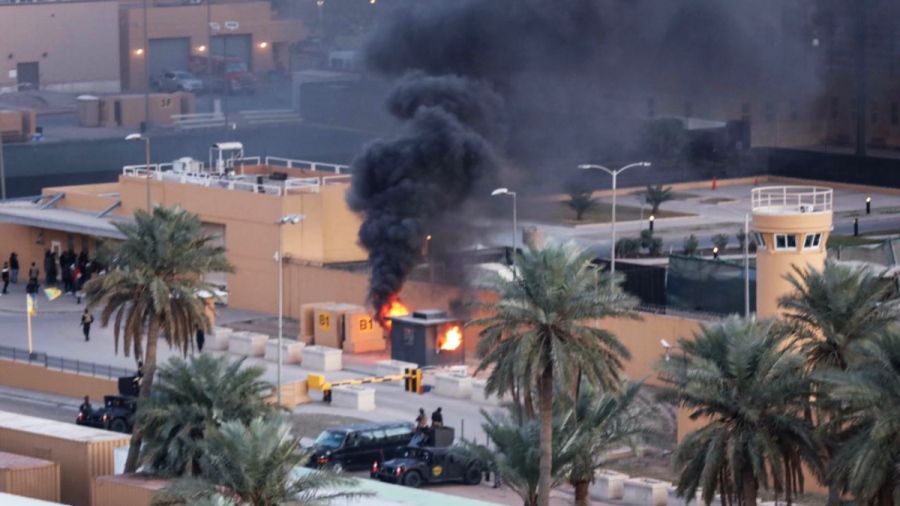 Στις φλόγες το Ιράκ - Πρωτοφανής επίθεση στην αμερικανική πρεσβεία, ισχυρές εκρήξεις στη βάση Camp Victoria