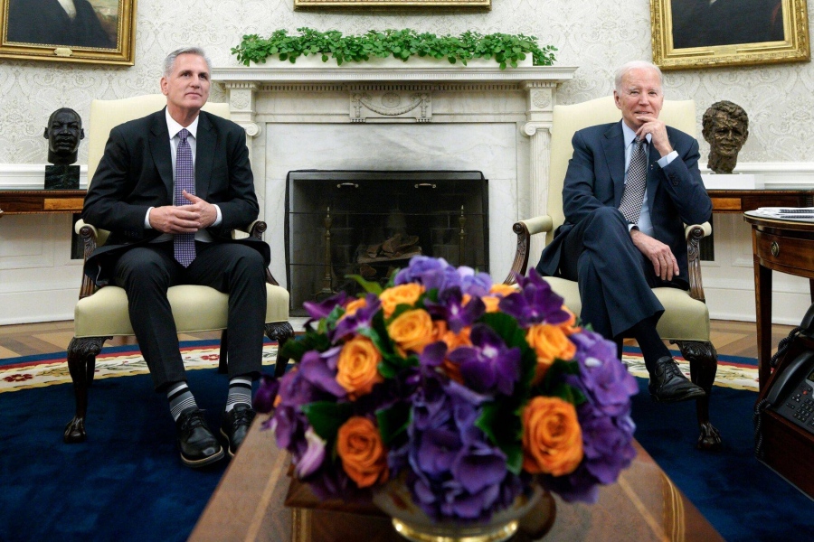 ΗΠΑ: Η απειλή Fitch «ξεκλείδωσε» τη συμφωνία για το χρέος - Η νίκη Biden για αμυντικές δαπάνες, στο στόχαστρο τα επιδόματα