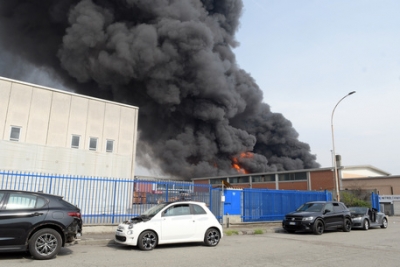 Μιλάνο: Τεράστια πυρκαγιά κατακαίει περιοχή δίπλα σε αποθήκη με καύσιμα