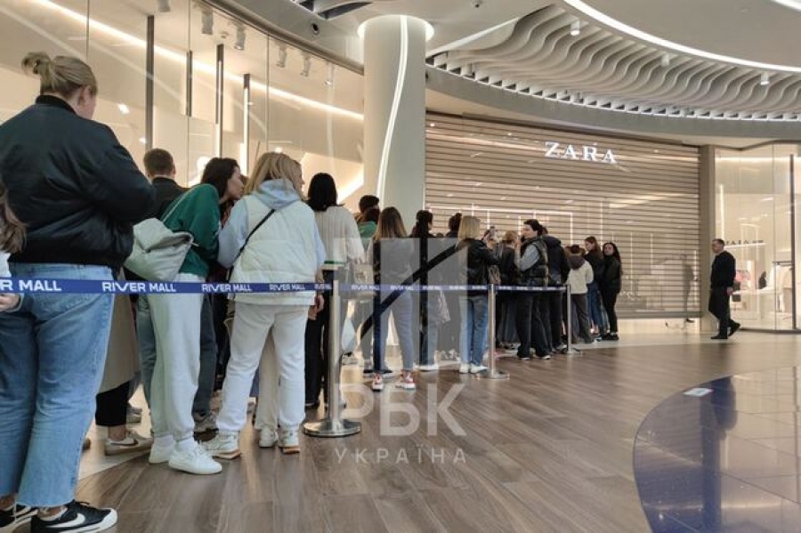 Ουκρανία: Zara, Bershka και Pull&Bear επέστρεψαν στο Κίεβο - Ουρές έξω από τα καταστήματα παρά τον πόλεμο