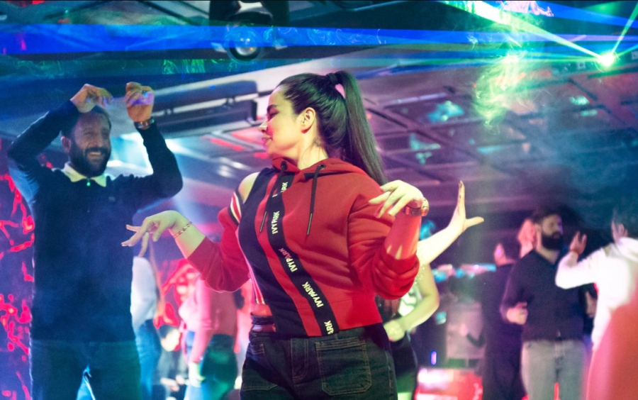 Το Ιράν στις φλόγες και οι… πλούσιες Ιρανές διασκεδάζουν στην Τουρκία