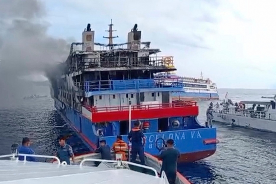 Τραγωδία στην Ινδονησία με 5 νεκρούς, όταν πλοίο τυλίχθηκε στις φλόγες  - 300 διασώθηκαν