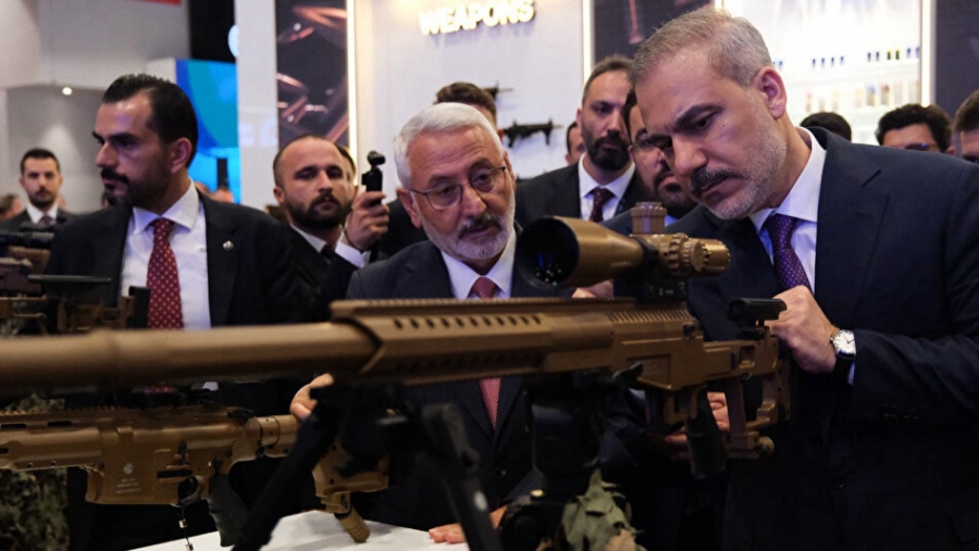 Την ώρα που ο Δένδιας ασχολείται με tablet στο στρατό, ο μάχιμος Fidan εξετάζει όπλο ελεύθερου σκοπευτή – Τρόμος για την ετοιμότητά του