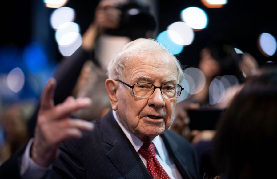 «Κόκκινος συναγερμός» στις αγορές: Ξεπούλημα σε μετοχές ύψους 13,3 δισ. δολ. από τον Warren Buffet – Γιατί ανησυχούν οι αναλυτές