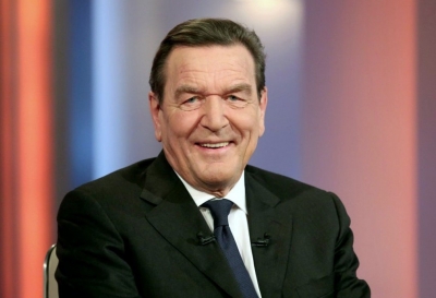 Ο πρώην καγκελάριος και στενός φίλος του Putin, Gerhard Schröder ζητά από τη Μόσχα να σταματήσει τον πόλεμο