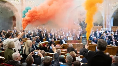 Η Ουγγαρία απαγόρευσε με νόμο το Pride Festival: Αντιδράσεις με καπνογόνα στη Βουλή