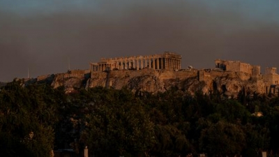Deutsche Welle: «Η Ελλάδα προσλαμβάνει αστυνομικούς και ιερείς αντί για πυροσβέστες» - Κριτική κατά Μητσοτάκη