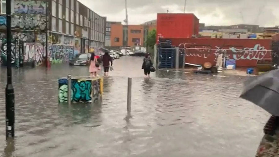 Πλημμύρες στο Λονδίνο λόγω καταρρακτωδών βροχών - Οι δρόμοι έγιναν ποτάμια