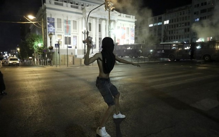 Επεισόδια στην πορεία για τον Παύλο Φύσσα - Με χημικά απάντησαν τα ΜΑΤ