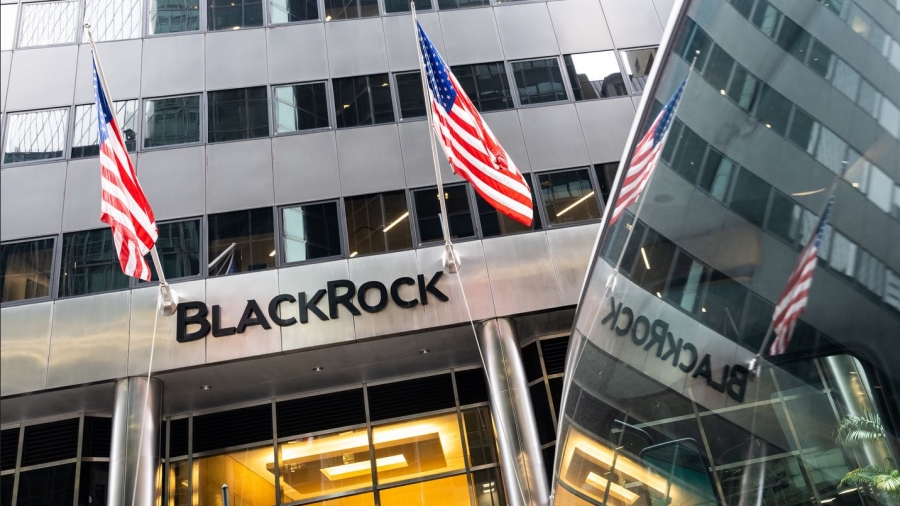 Η BlackRock προειδοποιεί για περισσότερα «λουκέτα» στις τράπεζες: Αυτό είναι τίμημα του «εύκολου χρήματος»