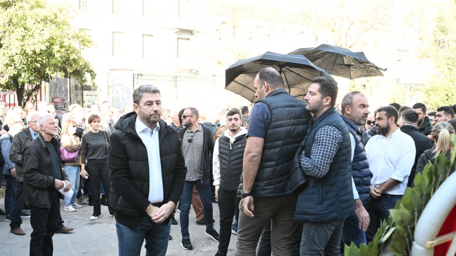 Επεισοδιακή η προσέλευση Ανδρουλάκη στο Πολυτεχνείο - Του πέταξαν καφέδες και η συνοδεία του άνοιξε... ομπρέλα