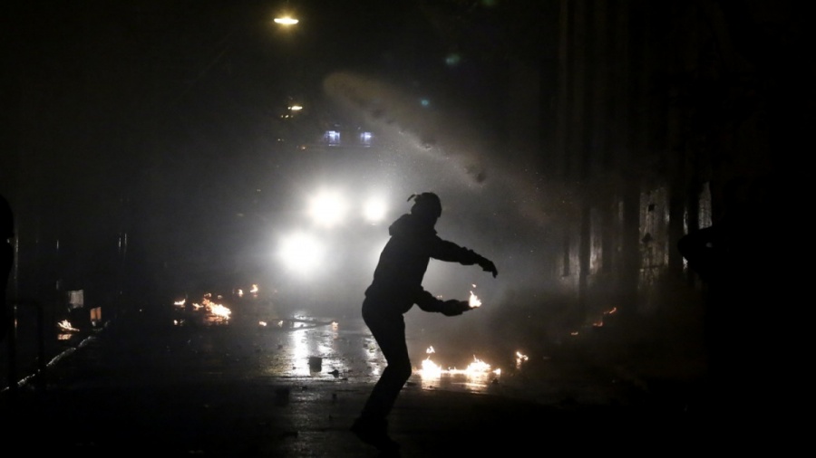 Επεισόδια στα Εξάρχεια - Tραυματίστηκε αστυνομικός - Μολότοφ και χημικά κατά ομάδας ΔΙΑΣ
