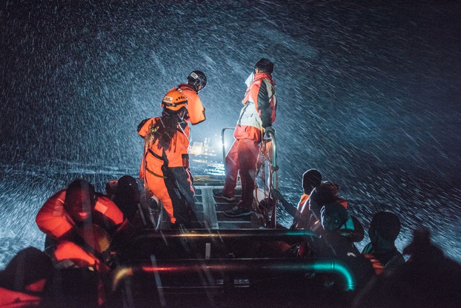 Πράξη αλληλεγγύης από την Ισπανία - Θα υποδεχθεί το πλοίο με τους μετανάστες που δεν δέχονται Μάλτα και Ιταλία