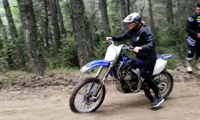 Η βόλτα της Μαρέβα στην Πάρνηθα πάνω σε... μηχανή