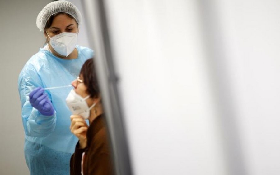 Γαλλία: Σταθερή μείωση των κρουσμάτων Covid αλλά ανησυχία για τις μεταλλάξεις