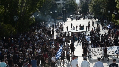 Αναρχικοί επιτέθηκαν κατά αρνητών στα Προπύλαια