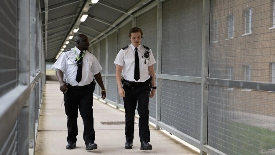 Παράνοια - Η κυβέρνηση Starmer αποφυλακίζει χιλιάδες εγκληματίες για να... αποσυμφορήσει τις φυλακές