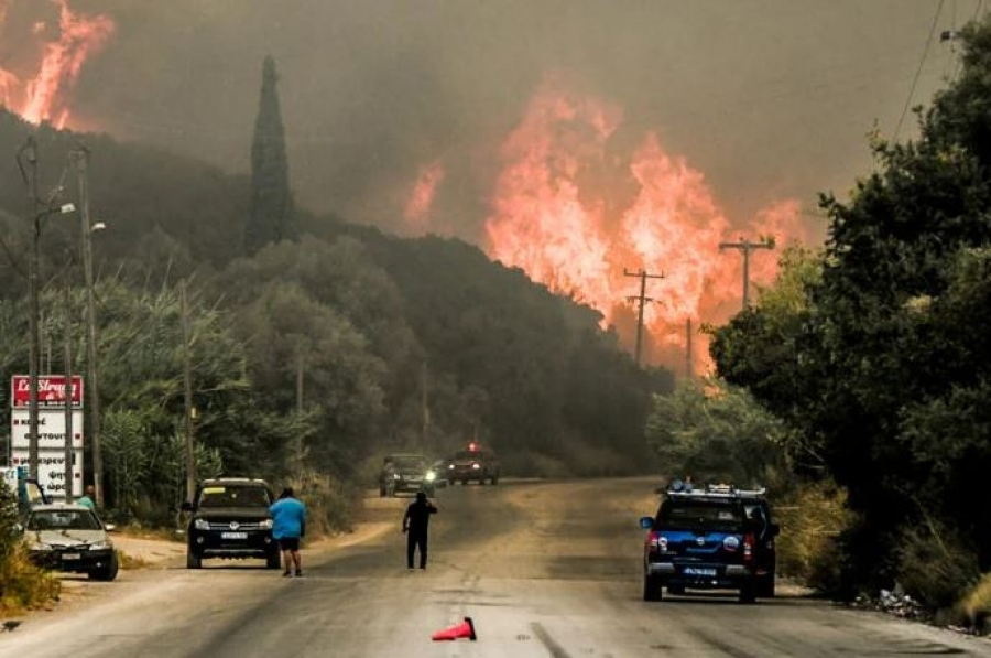 Προπηλάκισαν τους κατηγορούμενους εμπρηστές έξω από τα δικαστήρια - «Κάψατε όλη την Πάτρα»