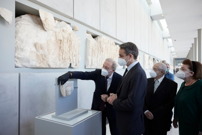 Θραύσμα των Γλυπτών του Παρθενώνα από Ιταλία, τοποθετείται στη ζωφόρο στο Μουσείο Ακρόπολης, την Δευτέρα 10 Ιανουαρίου