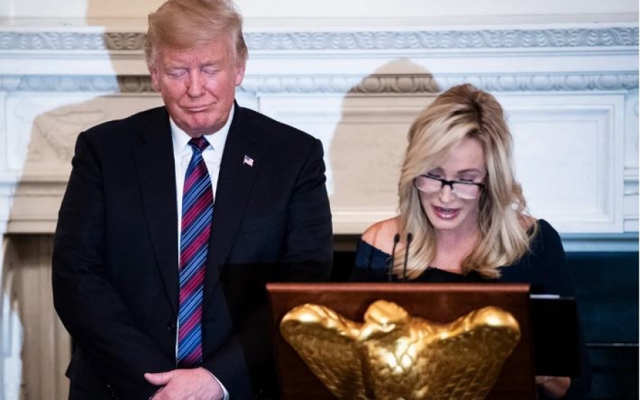 Το «έχει χάσει» τελείως η πάστορας του Trump Paula White: Τον παρομοίασε με τον... Ιησού!