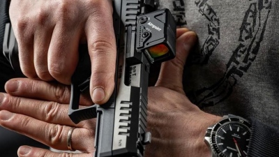 «Επιθετικό πιστόλι» P-10C PORTED COA, συνεργασία CZ και Aimpoint