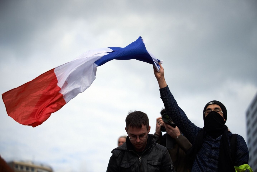 Μεγάλη διαδήλωση στο Παρίσι για παραίτηση Macron και έξοδο Γαλλίας από ΕΕ - ΝΑΤΟ