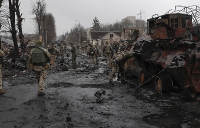 Figaro: Ρεπορτάζ για εγκλήματα πολέμου στην Ουκρανία αλλά και κριτική στις κυρώσεις γιατί πλήττουν την ΕΕ