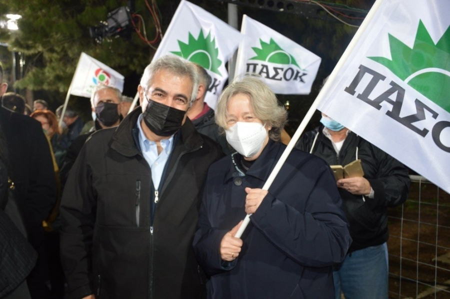 Η Αθηνά Λινού δίπλα στον αγώνα του Γιώργου Παπανδρέου κρατώντας σημαία ΠΑΣΟΚ
