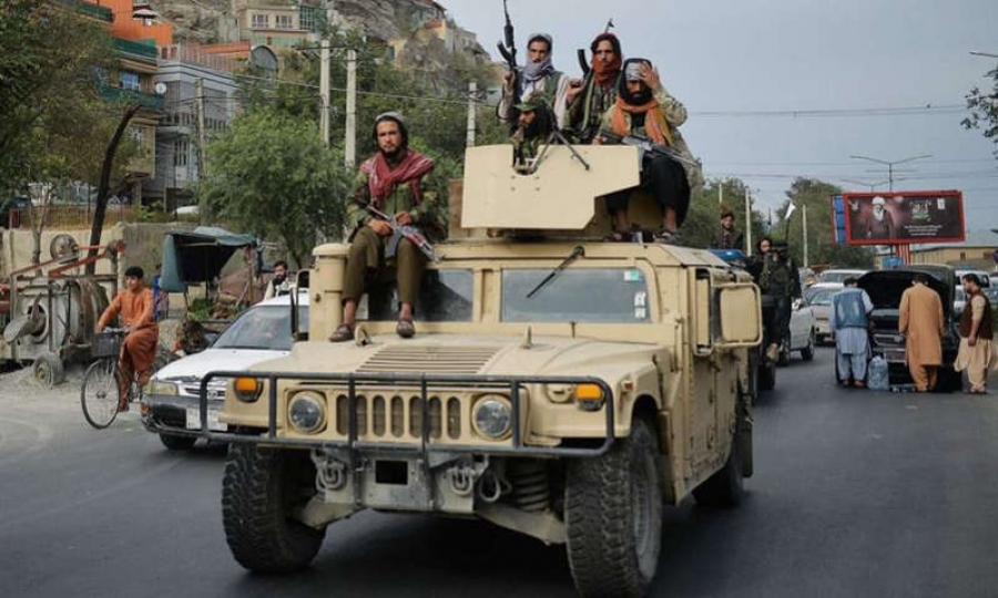 Οι Ταλιμπάν παρελαύνουν στην Κανταχάρ μέσα σε αμερικανικά στρατιωτικά οχήματα