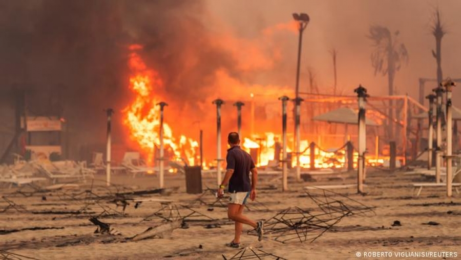 «Φλέγεται» ο ιταλικός Νότος - Καύσωνας 50 βαθμών κελσίου και πυρκαγιές