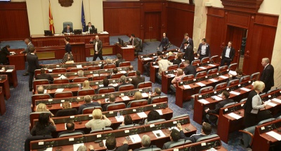 ΠΓΔΜ: Χάος στη Βουλή και πυρά κατά Dimitrov για τη συμφωνία – Επικύρωση του ονόματος από την Ολομέλεια έως τις 22/6 ζητά η κυβέρνηση Zaev