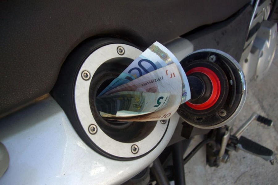 Πανάκριβη παραμένει η βενζίνη για τους Έλληνες, παρά την υποχώρηση των τιμών διεθνώς