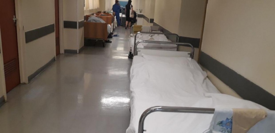 Πρωταθλήτρια στα ράντζα σε διαδρόμους νοσοκομείων η Ελλάδα – Αφόρητη η κατάσταση για τους ασθενείς
