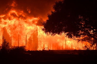 Σε κατάσταση έκτακτης ανάγκης η Καλιφόρνια που πλήττεται από την τεράστια πυρκαγιά