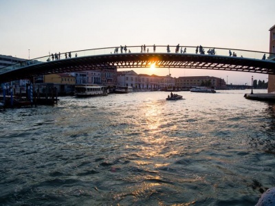 Πρόστιμο στον αρχιτέκτονα Καλατράβα για αμφιλεγόμενη γέφυρα στη Βενετία