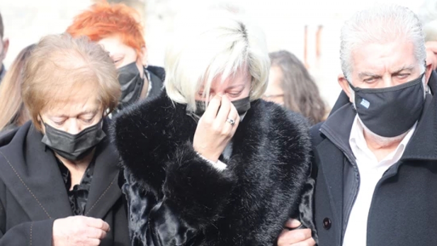 Κηδεία Γιώργου Τράγκα: Ράκος και υποβασταζόμενη η σύζυγός του στο τελευταίο αντίο