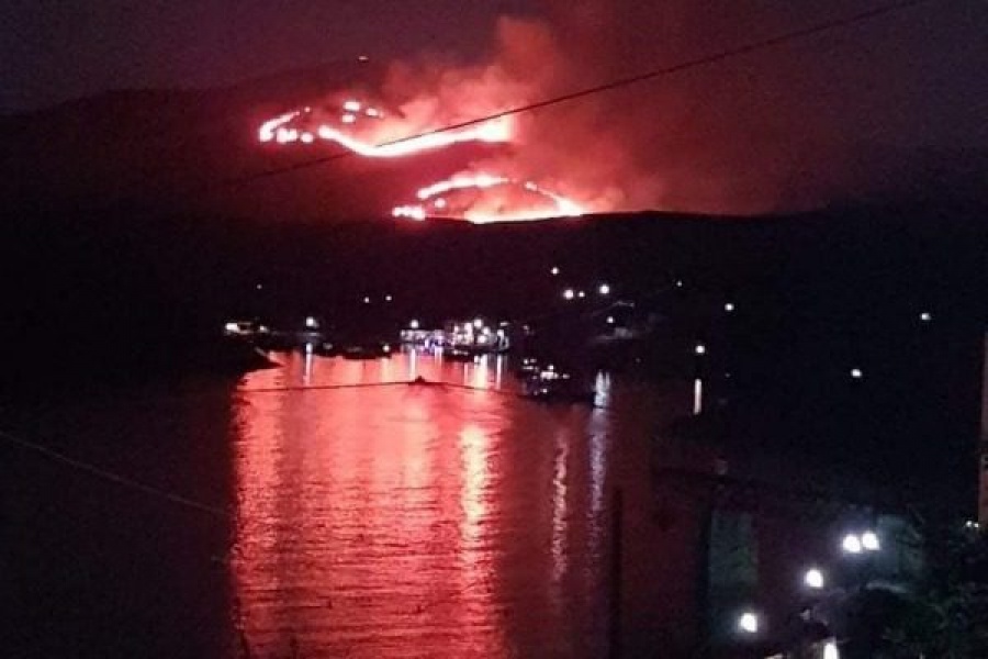 Συνεχίζεται η πυρκαγιά στο νησί της Πάρου - Δεν απειλεί κατοικημένη περιοχή
