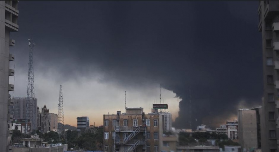 Επικίνδυνη εξέλιξη - Το Ιράν καταγγέλλει ΗΠΑ, Ισραήλ για διεξαγωγή χημικού πολέμου - «Μαύρη βροχή» στη Τεχεράνη