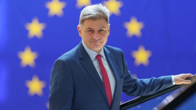 Ο Τσίπρας ακόμα τον περιμένει τον Φαραντούρη, εκείνος φλερτάρει με την Καρυστιανού