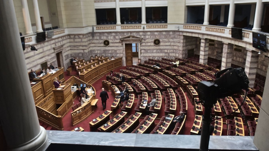 Βουλή: Πέρασε το νομοσχέδιο του υπουργείου Εσωτερικών για την επιστολική ψήφο - Πώς ψήφισε η αντιπολίτευση