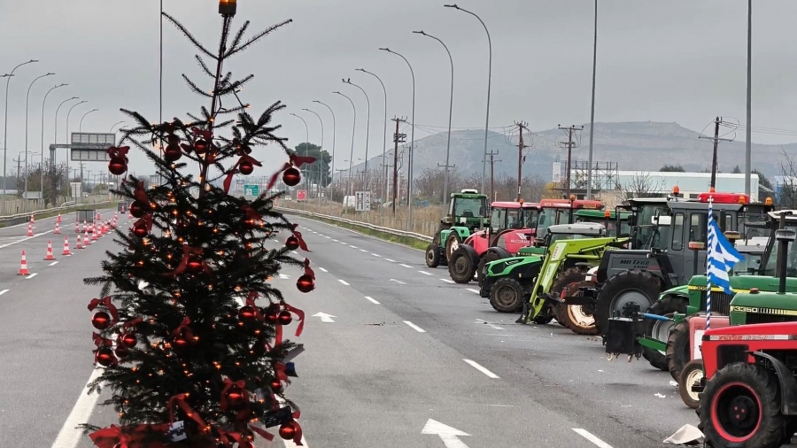 Στο μπλόκα με τρακτέρ οι αγρότες, ανοίγουν λωρίδες για τη διέλευση ταξιδιωτών - Εκτροπές από ΕΛ.ΑΣ. για λόγους ασφάλειας