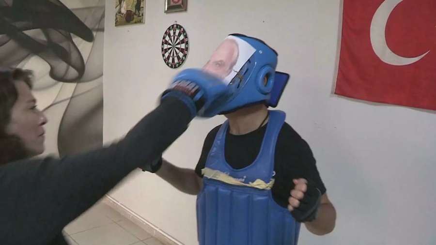 Hasan: Ο πρώτος άνθρωπος - σάκος του μποξ με επίσημη άδεια φέρει την ιδιότητα, «προπονητής του άγχους»