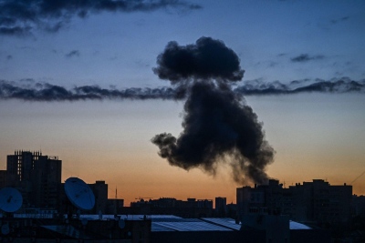 Πύρινη κόλαση στο Κίεβο: Μαύρος καπνός σκέπασε τον ουρανό μετά τις εκρήξεις