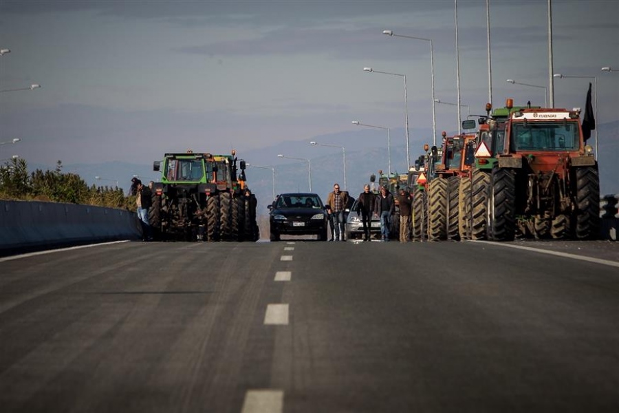 Άρχισαν τα μπλόκα και στην Ελλάδα - Αγρότες απέκλεισαν την εθνική οδό Τρικάλων – Λάρισας