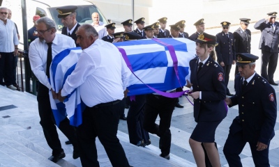 Με τιμές ήρωα και την ελληνική σημαία η κηδεία του 27χρονου πυροσβέστη που πέθανε στη φωτιά στο Γύθειο