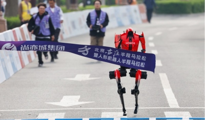 Θαύμα της κινεζικής ρομποτικής -  Ανθρωποειδές ρομπότ κατέρριψε το ανθρώπινο ρεκόρ στον ημιμαραθώνιο