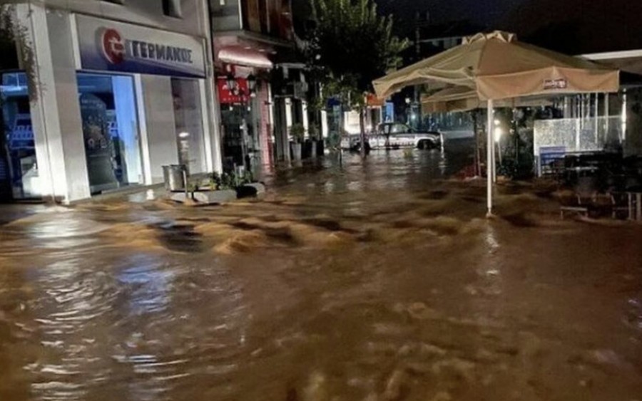 Αίσιο τέλος είχε η επιχείρηση απεγκλωβισμού οικογένειας στο Καρποχώρι Σοφάδων